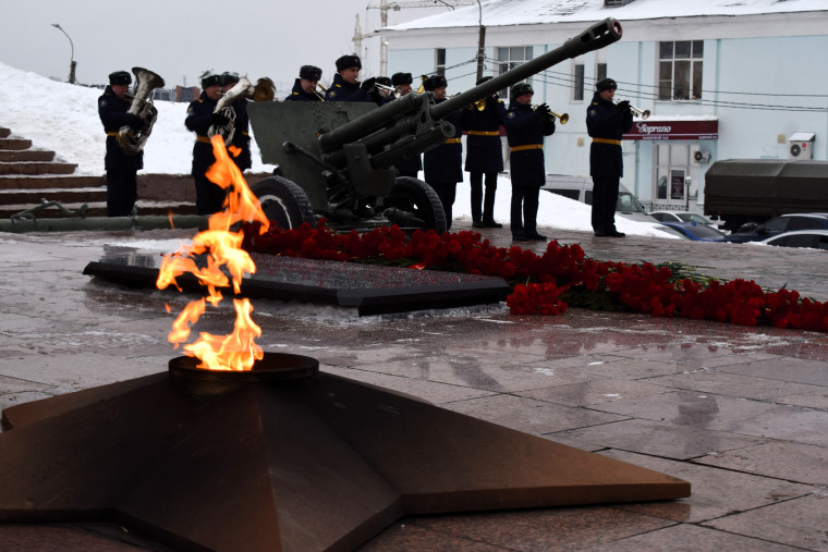 В Иванове почтили память Неизвестного солдата. В Иванове почтили память Неизвестного солдата.