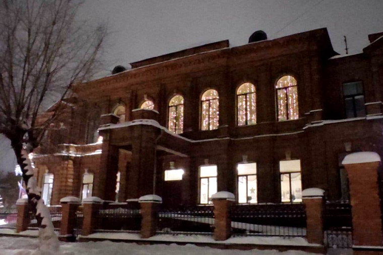 В гимназии №30 восстановили "исторический забор". В гимназии №30 восстановили "исторический забор".