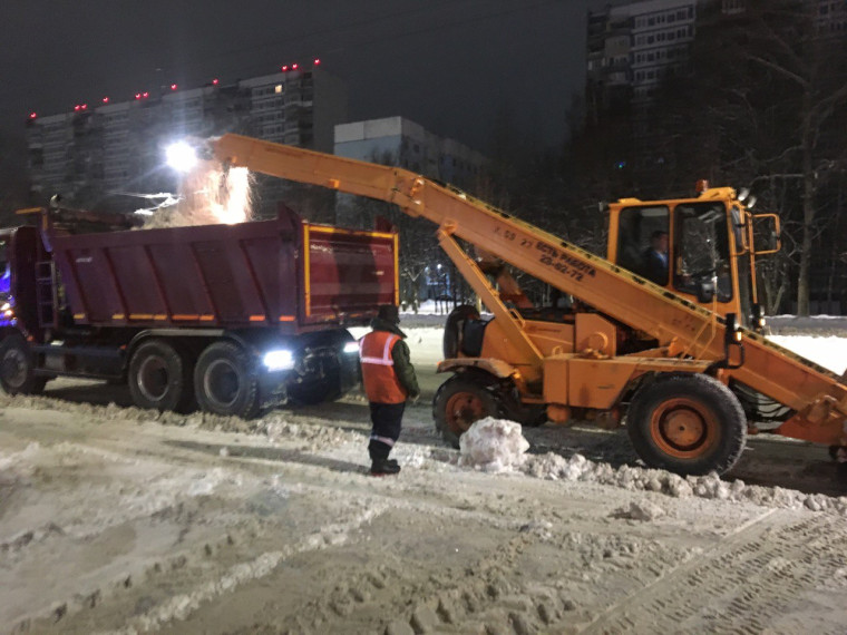 С начала сезона с улиц города уже вывезено свыше 22 тысяч кубометров снега. С начала сезона с улиц города уже вывезено свыше 22 тысяч кубометров снега.