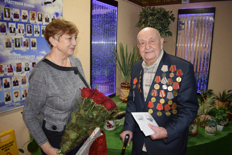 В Иванове поздравления со 100-летним юбилеем принимает участник ВОВ Николай Николаевич Семенов. В Иванове поздравления со 100-летним юбилеем принимает участник ВОВ Николай Николаевич Семенов.