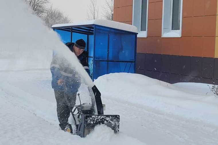 Для борьбы со снегопадом в школах города применяются шнекороторы, а в детских садах на помощь дворникам приходят «снежные десанты». Для борьбы со снегопадом в школах города применяются шнекороторы, а в детских садах на помощь дворникам приходят «снежные десанты».