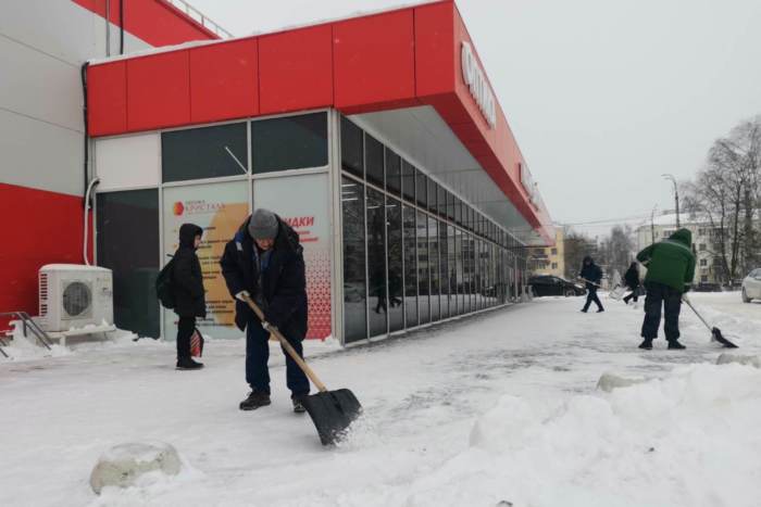 В областном центре к расчистке территорий от снега присоединились учреждения торговли. В областном центре к расчистке территорий от снега присоединились учреждения торговли.
