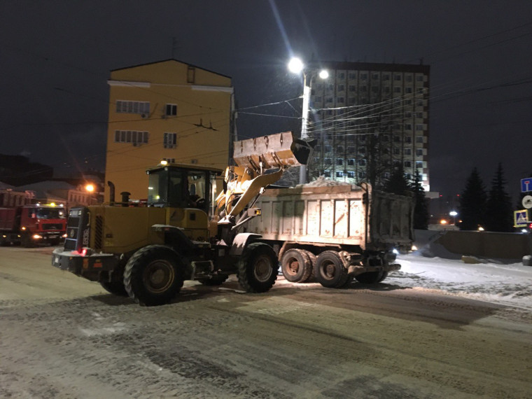 В ночь с 13 на 14 декабря в работах по уборке города от снега были задействованы свыше 50 единиц спецтехники. В ночь с 13 на 14 декабря в работах по уборке города от снега были задействованы свыше 50 единиц спецтехники.