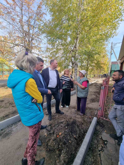 Депутаты проверили строительство тротуаров на ул. 1-я Лагерная.