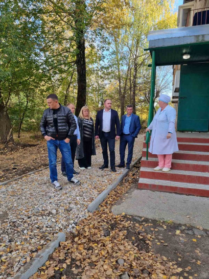 Депутаты проверили строительство тротуаров на ул. 1-я Лагерная.