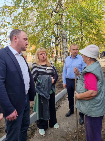 Депутаты проверили строительство тротуаров на ул. 1-я Лагерная.