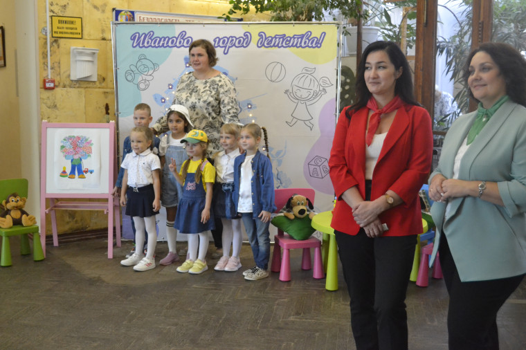 Сотрудников детских садов поздравили с Днём дошкольного работника.